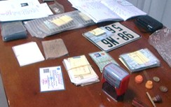 Triệt phá cơ sở làm giả giấy tờ, có súng