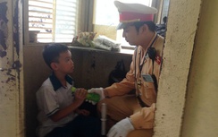 Cháu bé lạc đường giữa ngã tư được CSGT đội 4 giúp đỡ