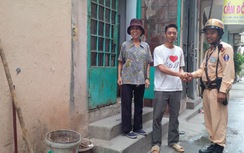 CSGT giúp một bà cụ lạc đường về với gia đình