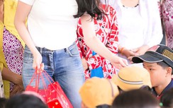 Ngọc Trinh góp 100 triệu tặng quà trẻ nghèo ở quê