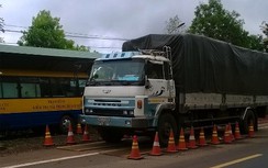 Xử phạt 2 xe chở mì quá tải nhân trời mưa vượt trạm cân