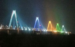 Bật đèn chiếu sáng cầu Nhật Tân để nhân dân góp ý