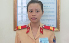 Nữ cảnh sát trẻ "lật tẩy" nhiều GPLX giả
