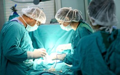 Bé gái mang dạ dày đôi hiếm gặp