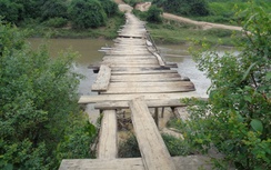 Cầu xây 3 năm không xong, học sinh vẫn "phượt" để tới trường