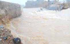 Lũ quét phá cầu tạm, tỉnh lộ 5 tại Hà Tĩnh bị chia cắt