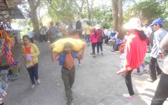 Cõng đá làm đường lên núi Bà Đen