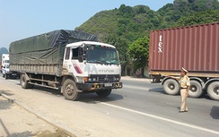 Xe quá tải cố tình đâm vỡ gương xe CSGT