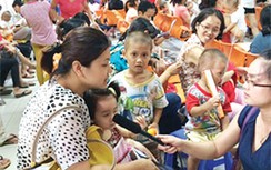 Giao mùa, trẻ nhập viện tăng vọt