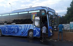 Xe giường nằm leo dải phân cách, 4 người nhập viện