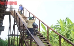 "Du lịch mạo hiểm" trên cầu Long Biên