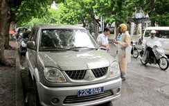 Xử lý gần 100 xe biển xanh vi phạm giao thông