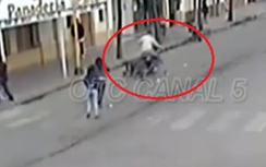 Thót tim cảnh "quái xế" tông thẳng vào xe nôi em bé