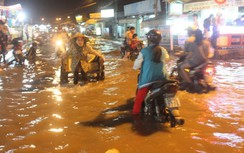 Triều cường tiếp tục dâng cao, nhiều người dân sụp hố