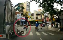 Cú bay người thoát chết của cô gái bị xe tải đâm