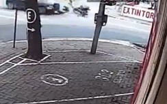 Bị ô tô đâm bay lên trời, vỡ xe máy vì vượt đèn đỏ