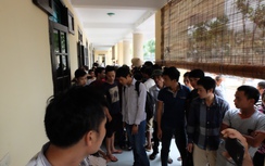 Bé gái chết bất thường, dân vây kín bệnh viện