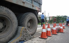 Quảng Trị: Xe tải chở gỗ làm hỏng hệ thống cân lưu động