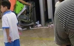 Sốc cảnh cô gái tay không phá tan cây ATM