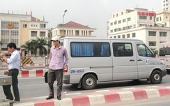 Phớt lờ biển cấm, xe máy lao lên đường trên cao