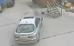 Cụ ông may mắn thoát chết liên tục trước mũi xe điên