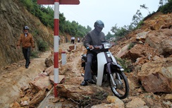 Sạt lở đất nghiêm trọng, tỉnh lộ 550 bị chia cắt nhiều giờ