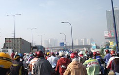 Vì sao ùn tắc kéo dài trên Xa lộ Hà Nội?