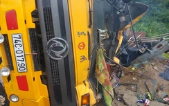 Xe gỗ bị lật khi đổ đèo, 2 người chết, 1 người bị thương