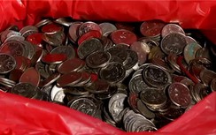 Hài hước cảnh thiếu gia mang 1 tạ tiền xu... trả nợ mua xe