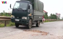 Chuyện chưa từng có: Vá ổ gà Quốc lộ 38 bằng… gạch nung