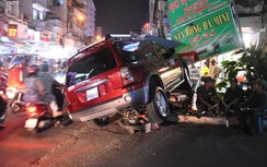 Xe 7 chỗ "đại náo" vỉa hè, 4 người trọng thương