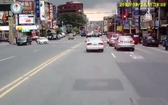 Ô tô vượt đèn đỏ, đâm một loạt xe máy rồi bỏ trốn