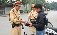 Xe đi mượn, không bằng lái, vi phạm đèn đỏ xử lý thế nào?