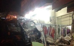 Xe "điên" đâm sập nhà, người phụ nữ đi bộ qua chết thảm