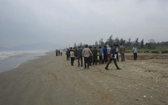 Một thi thể nam giới đang phân hủy trôi dạt ven biển