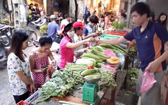 Giá xăng dầu giảm sâu, các bà nội trợ "dễ thở"