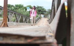 Bất chấp cầu sập, người dân vẫn đi qua