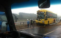 Hành khách thót tim vì xe giường nằm "cày nát" dải phân cách