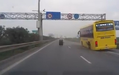 Xe khách giường nằm rơi bánh khi đang chạy