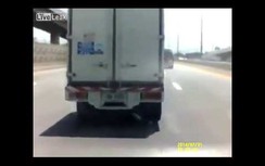 Cua quá đà, ô tô rơi từ trên cầu vượt xuống đất nát vụn