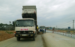 Tuyệt đối không để nhà thầu thảm nhựa khi trời mưa