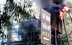 Tủ điện bốc cháy ngay sau khi được nhân viên điện lực sửa chữa