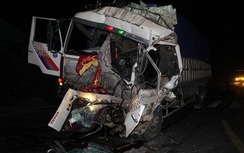 Dùng xà beng phá cửa xe, cứu 2 người kẹt cứng trong cabin