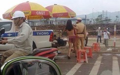 Bị CSGT dừng ô tô, cô gái trẻ lột váy "trình bày"