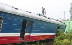 Cố vượt, xe khách bị tàu hỏa đâm hư hỏng nặng