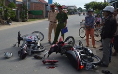Xe máy đối đầu, hai người nguy kịch