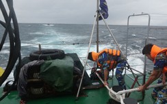 Cứu tàu cá cùng 6 ngư dân trên biển