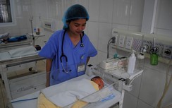 Thai nhi sống sót kỳ diệu sau khi đẻ rơi xuống bồn cầu