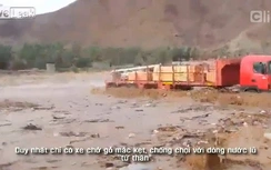 Xe chở gỗ mắc kẹt trong dòng nước lũ "tử thần"