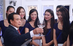 Bố của Ngô Phương Lan hướng dẫn người đẹp nghi thức ngoại giao